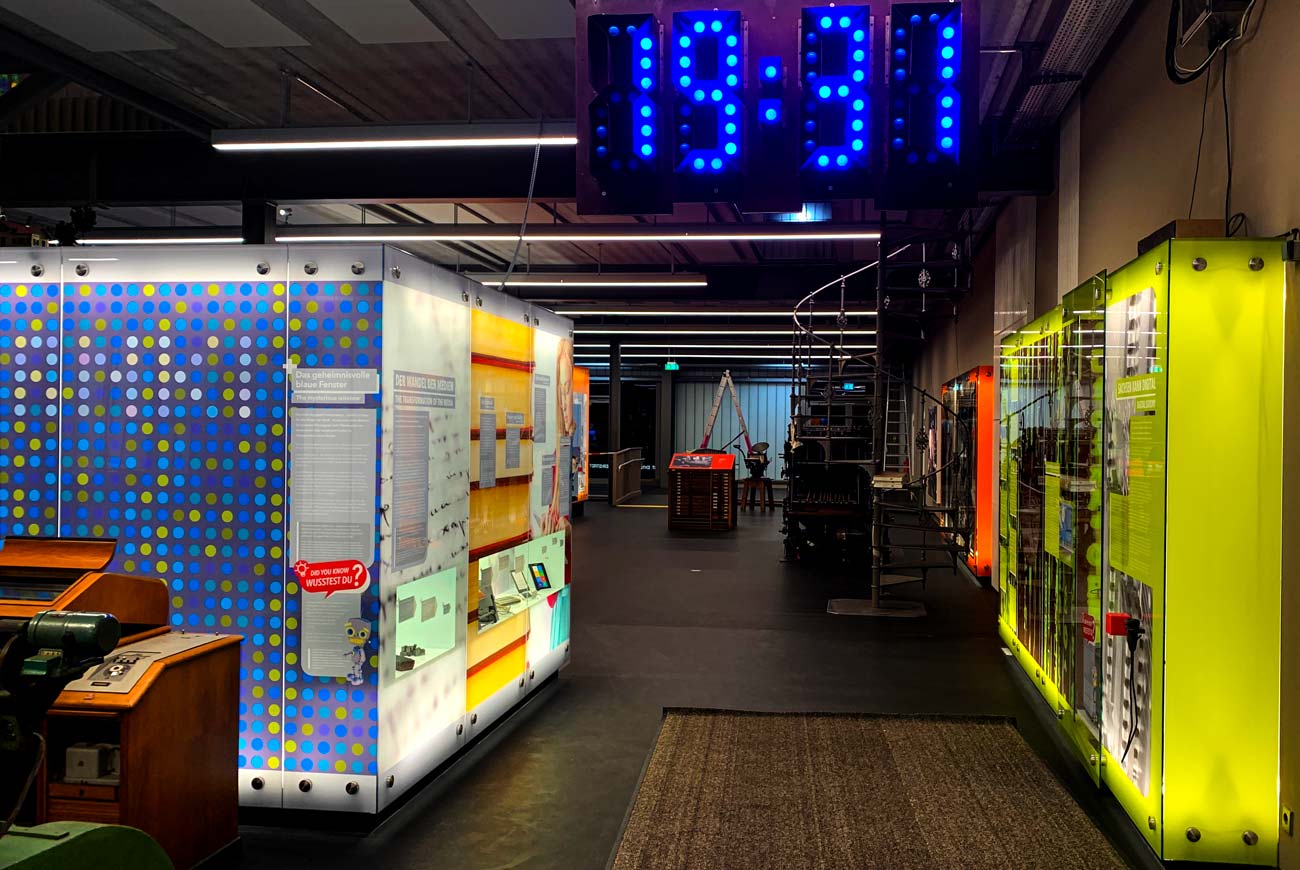 beleuchtete Ausstellungssysteme aus Glas freistehen und an Wand befestigt zeitwerkstadt Frankenberg