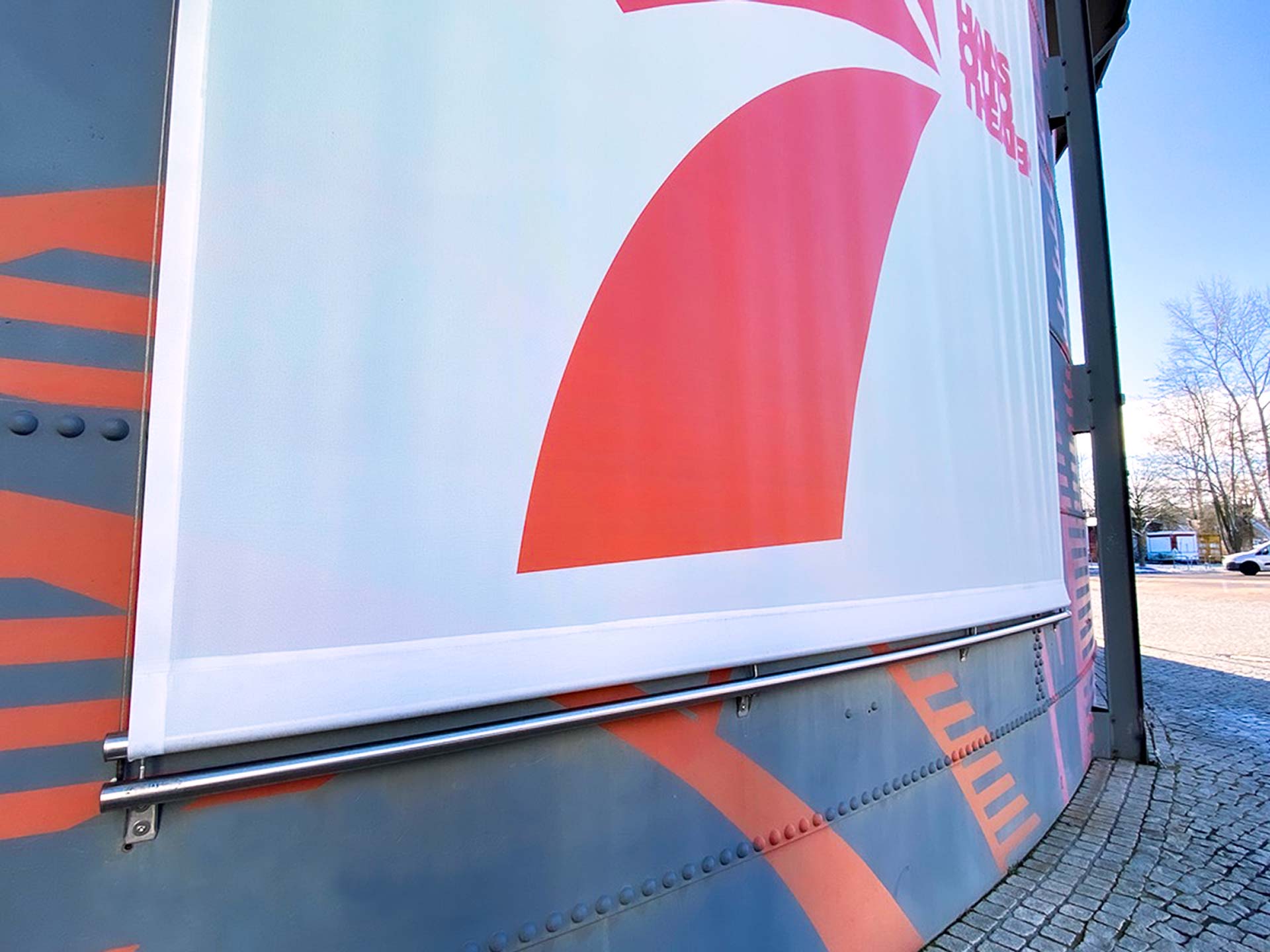 EASYCHANGE gebogene Bannerhalterung Sonderanfertigung