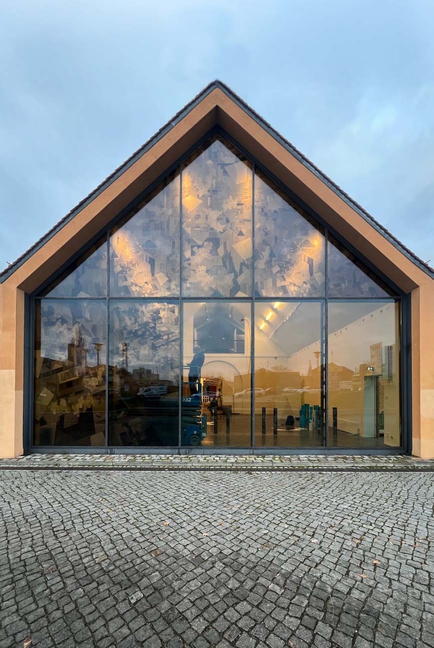 Druck-auf-Glasflachen-Kunstraum-David-Schnell Folien für Glasfassade