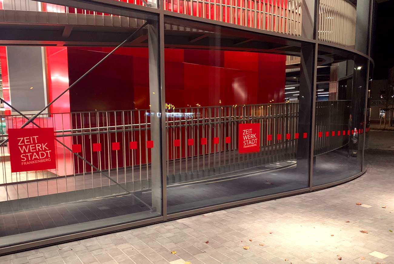 Farbfolien Durchlaufschutz an Glasfassade