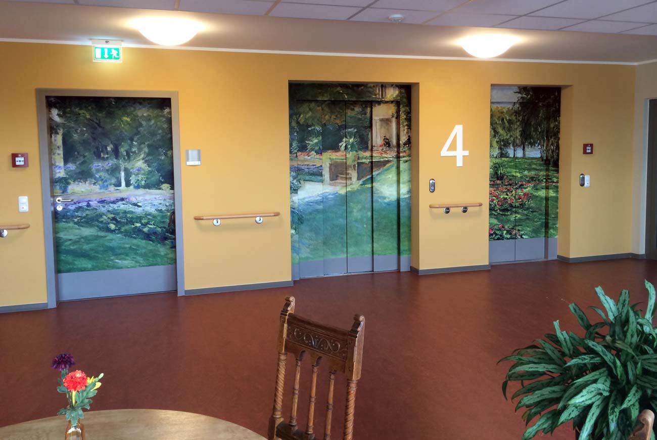 Fahrstuhlbeschriftung mit Bildmotiven