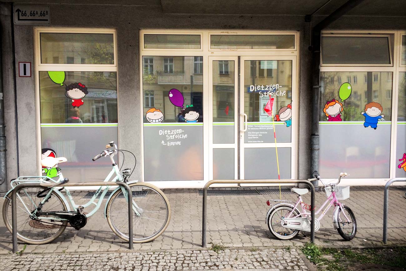 Glasdekor mit Farbfolie für Kita