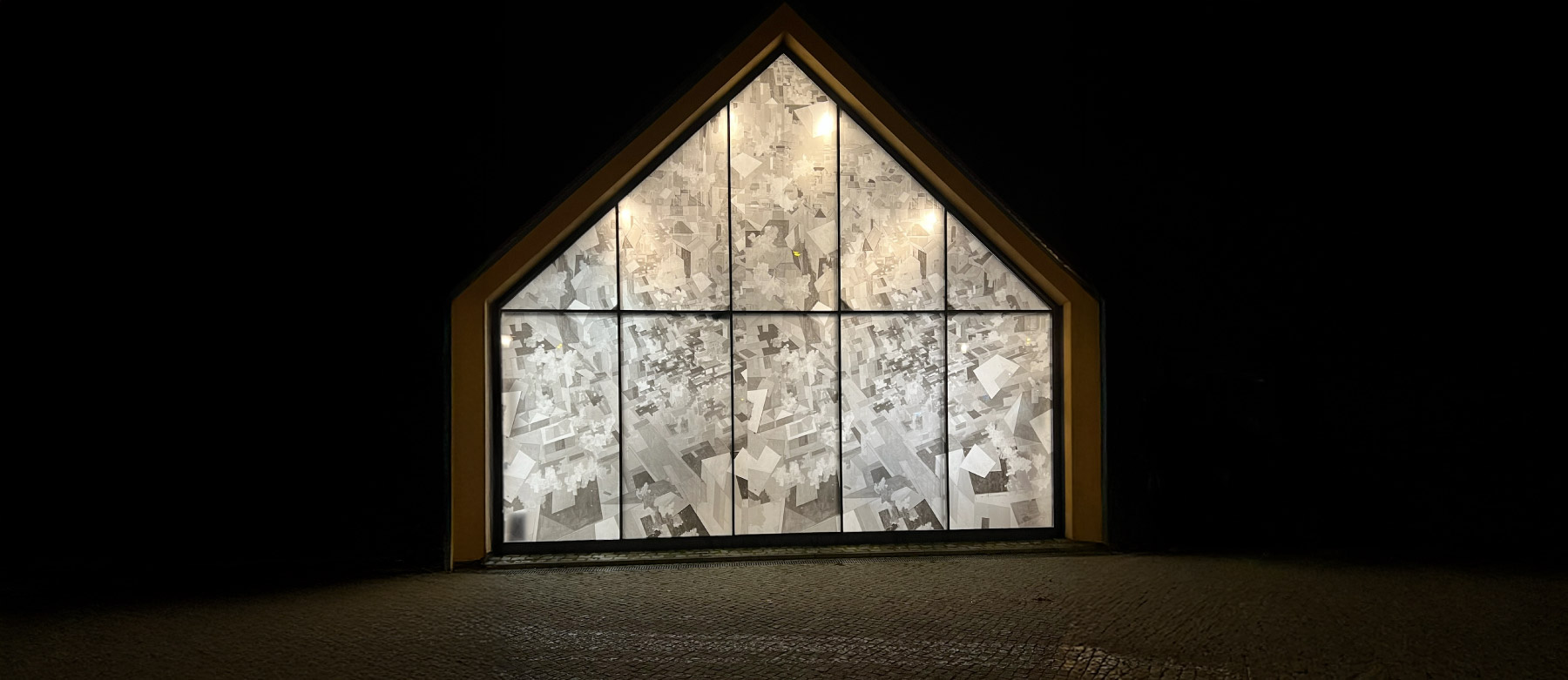 Glasfassade mit schwarz weiß Motiv