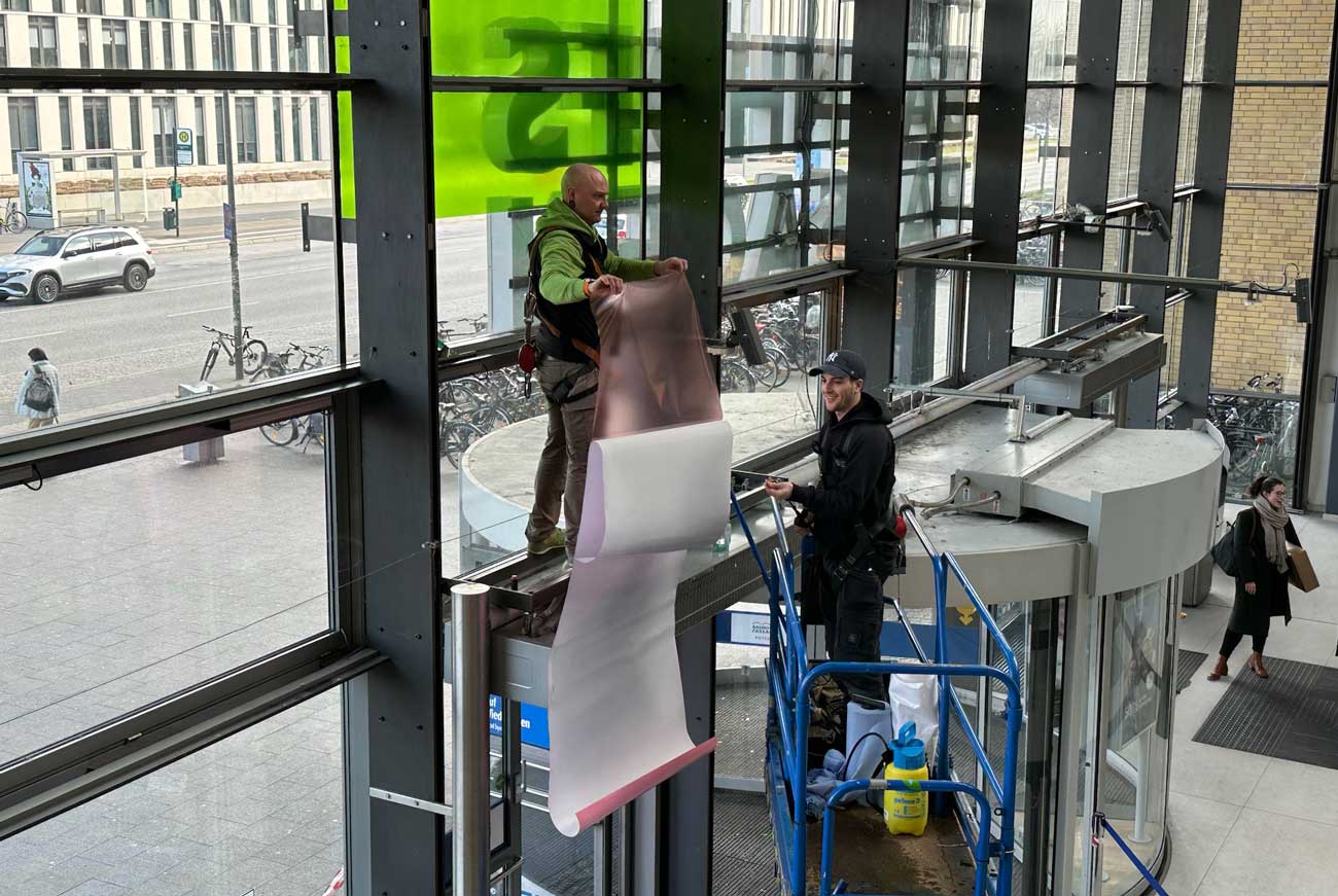 Folien für Glasfassaden montieren