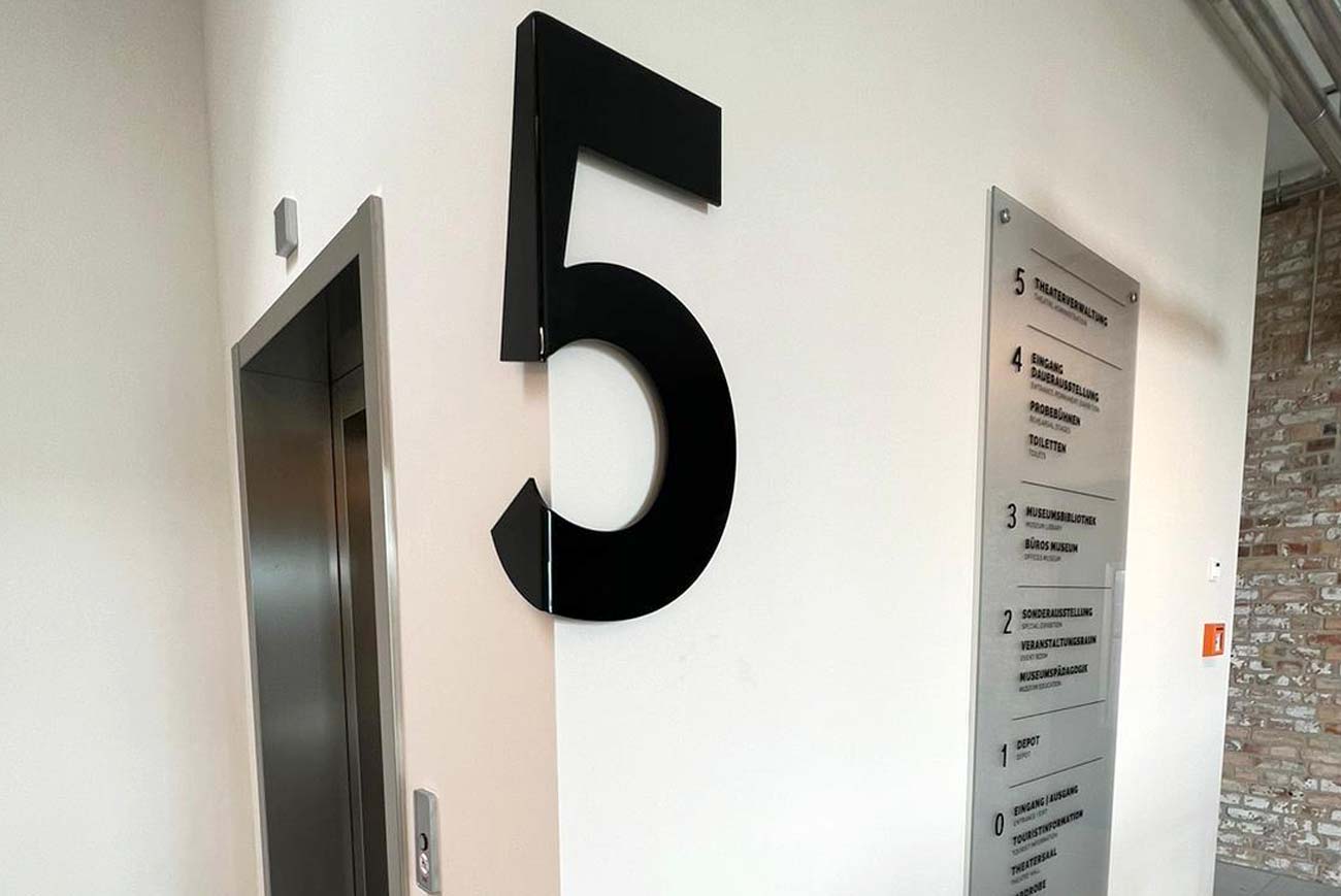 Wegeleitsystem für Gebäude Eatgenzahlen und EtagenSchilder